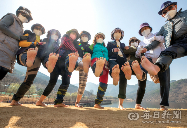 대구시 달서구 도원동 도원지 산책로에서 맨발 걷기를 마친 중년 여성과 남성이 발을 내밀어 인증샷을 찍고 있다. 김태형 선임기자 thk@imaeil.com