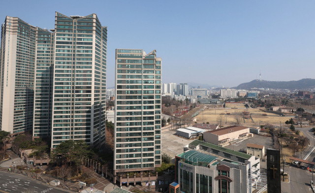윤석열 대통령 당선인이 대통령 집무실을 국방부 청사로 이전을 추진 중인 가운데 22일 서울 용산구 합동참모본부 건물과 국방부 청사, 인근 아파트 단지의 모습. 연합뉴스