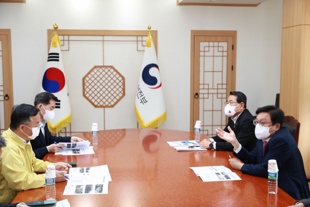 박형수(오른쪽 앞) 국회의원과 전찬걸 울진군수가 28일 산불피해 복구비 국비 확보를 위해 기획재정부와 행정안전부를 차례로 방문하고 있다. 울진군 제공