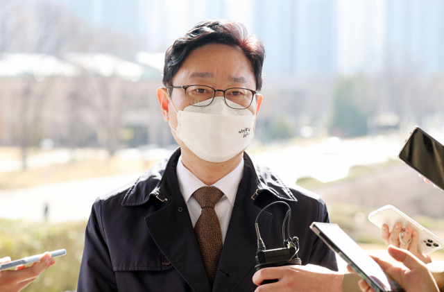 박범계 법무부 장관이 28일 오전 경기도 정부과천청사 법무부로 출근하며 취재진 질문에 답하고 있다. 대통령직 인수위원회는 29일 법무부로부터 업무보고를 받을 예정이다. 연합뉴스