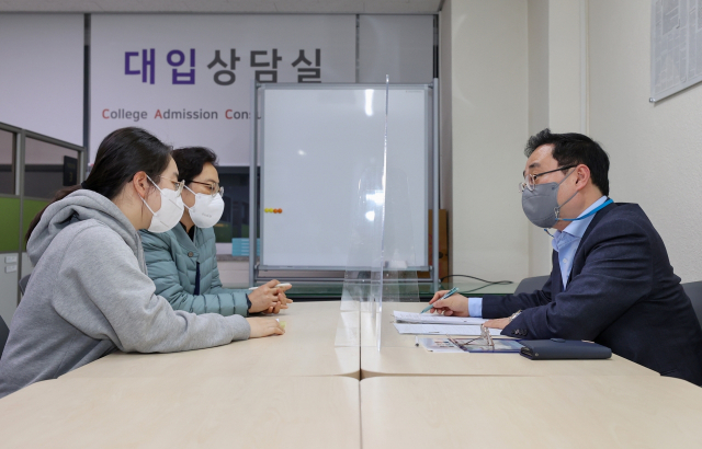 지난 24일 저녁 한 수험생과 학부모가 대구시교육청이 운영하는 대입상담실에서 상담을 받고 있다. 시교육청은 코로나19 상황이 장기화되는 어려운 여건 속에서도 입시에 대한 불안감을 느끼는 고등학생 및 학부모들을 위해 대입상담실을 운영한다. 대구시교육청 제공