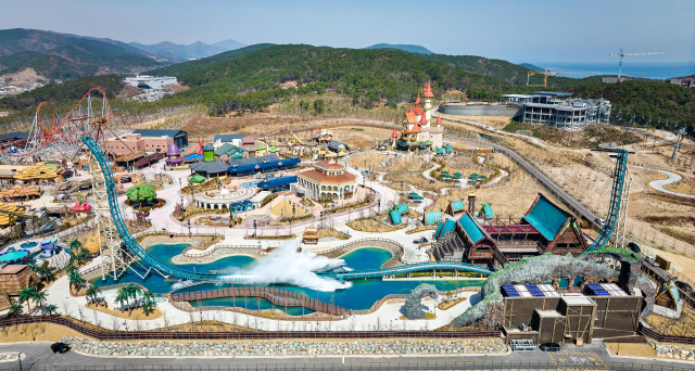 롯데월드가 17일 메타버스 이프랜드(ifland)에서 기자간담회를 갖고 이달 31일 롯데월드 어드벤처 부산(이하 