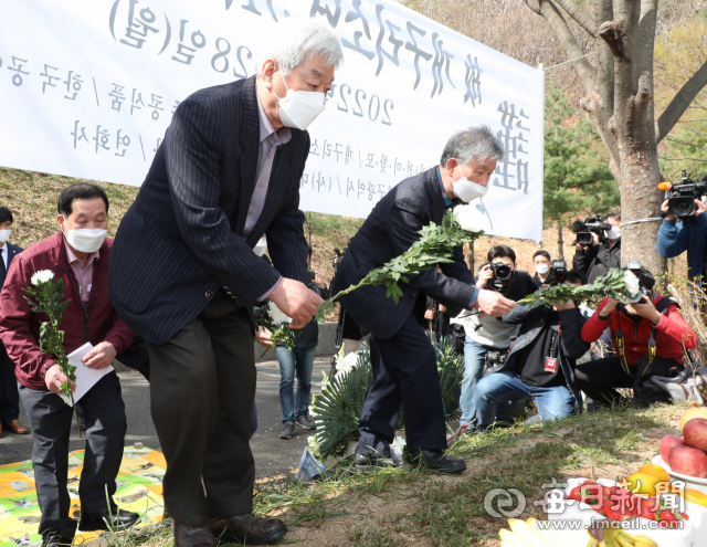 개구리소년사건 발생 31주기를 맞아 28일 대구 달서구 와룡산 선원공원에서 열린 추모식에서 유족인 조남환(왼쪽·조호연 군 아버지)·우종우(우철원 군 아버지) 씨가 헌화를 하고 있다. 정운철 기자 woon@imaeil.com
