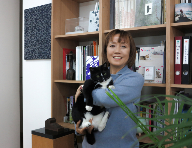 박소영 ㈜PK Art&Media 대표가 사무실의 마스코트인 고양이 해리슨을 안고 포즈를 취하고 있다.