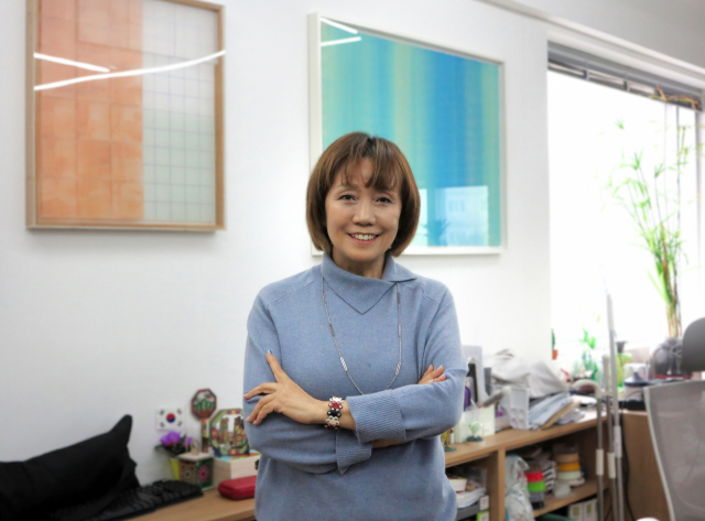 박소영 ㈜PK Art＆Media 대표가 사무실에서 활짝 웃어보이고 있다.