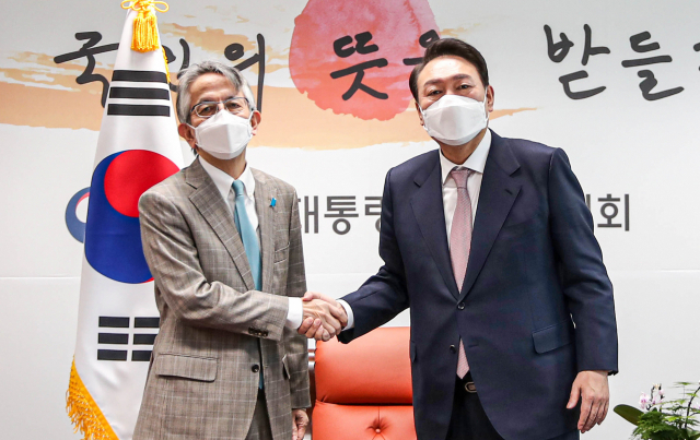윤석열 대통령 당선인이 28일 오전 서울 종로구 통의동 제20대 대통령직인수위원회를 찾은 아이보시 고이치 주한일본대사와 악수하고 있다. 연합뉴스