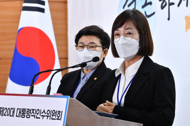 백경란 사회복지문화분과 인수위원(오른쪽)이 28일 오후 서울 종로구 통의동 인수위원회 기자회견장에서 취재진 질의에 답변하고 있다. 왼쪽은 임이자 대통령직 인수위원회 사회문화복지분과 간사. 연합뉴스
