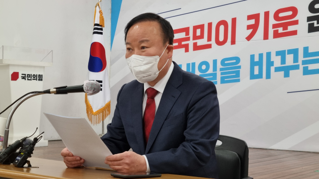대구시장에 출마한 김재원 국민의힘 최고위원이 28일 국민의힘 대구시당에 최고위원직 사퇴서를 제출한 뒤 기자회견을 하고 있다. 김근우 기자 gnu@imaeil.com