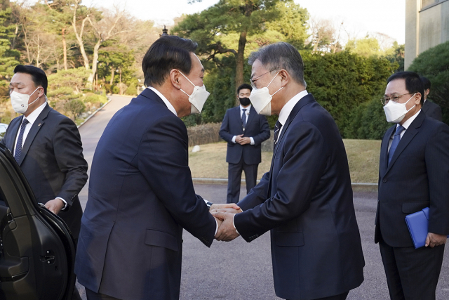 문재인 대통령이 28일 오후 청와대 상춘재에서 열린 만찬 회동에 참석하기 도착한 윤석열 대통령 당선인을 영접하고 있다. 2022.03.28. 청와대 제공