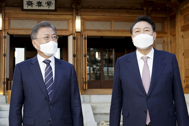 문재인 대통령과 윤석열 대통령 당선인이 28일 오후 청와대 상춘재에서 만찬 회동에 앞서 대화하고 있다. 2022.03.28. 청와대 제공