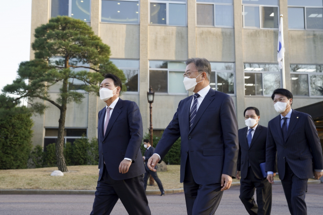 문재인 대통령과 윤석열 대통령 당선인이 28일 오후 만찬 회동을 위해 청와대 상춘재로 향하며 대화하고 있다. 연합뉴스