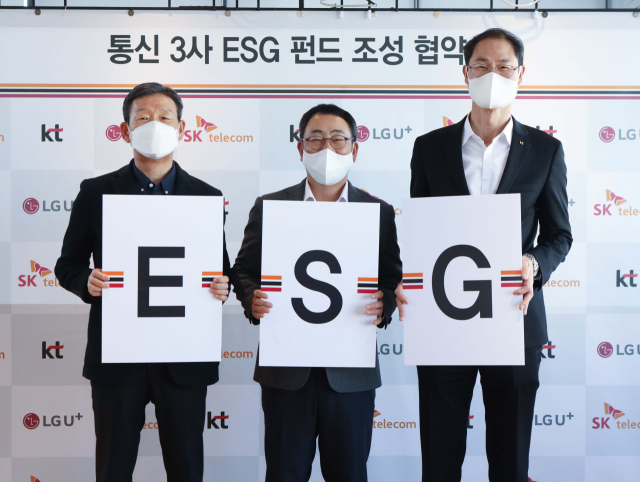 LG유플러스 황현식 대표(왼쪽부터), SKT 유영상 대표, KT 박종욱 사장이 서울 성동구 성수동 헤이그라운드에서