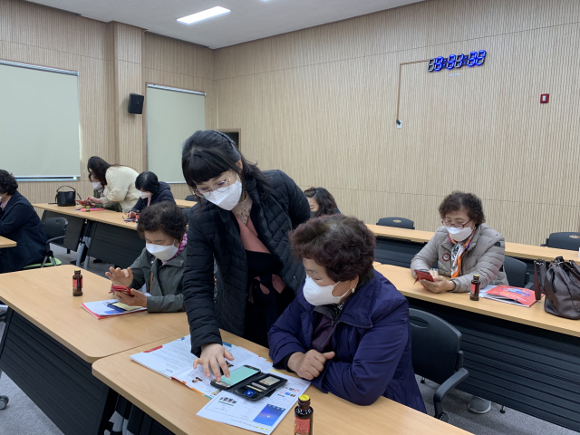 상주시가 지난 28일 외서면 복지회관에서 노년층을 대상으로 스마트폰 교육을 하고 있다. 상주시 제공