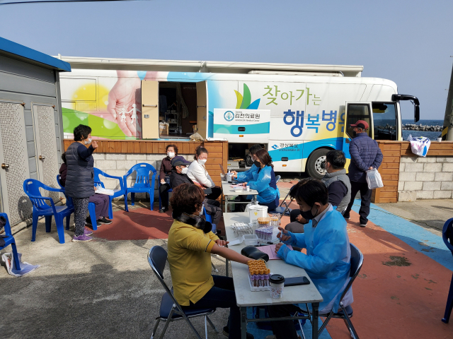 김천의료원 정용구 원장을 비롯한 16명의 의료진들이 울진 산불피해 지역 주민들을 대상으로 찾아가는 행복병원 무료진료를 하고 있다. 김천의료원 제공