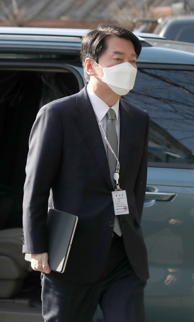안철수 대통령직 인수위원장이 29일 오전 서울 종로구 통의동에 위치한 대통령직인수위원회로 출근하고 있다. 연합뉴스