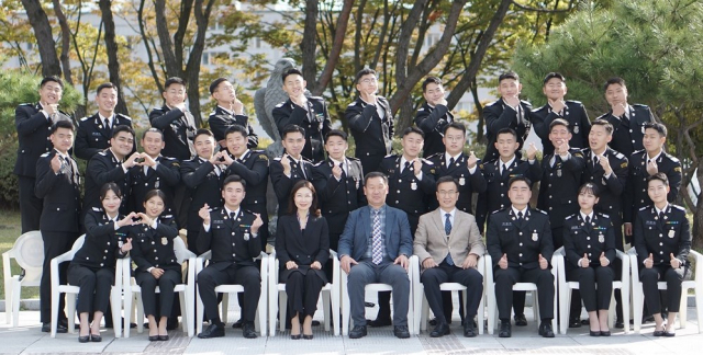 경운대 군사학과 8기 졸업생들이 전원 소위 임관을 확정하고 기념촬영하고 있다. 경운대 제공