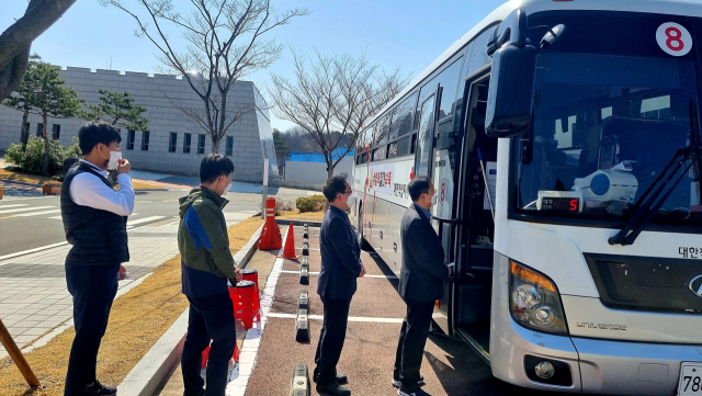 경북도교육청 직원들이 29일 대한적십자사 대구·경북혈액원이 운영하는 이동식 헌혈버스에서 헌혈을 하기 위해 줄을 서 있다. 경북교육청 제공