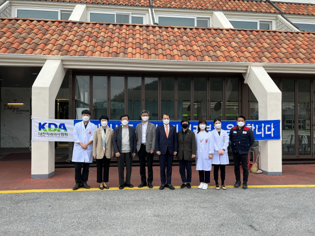 경북대학교치과병원 의료진은 지난 22, 23일 울진 산불 피해 이재민을 상대로 치과 진료 봉사를 실시했다. 경북대학교치과병원 제공