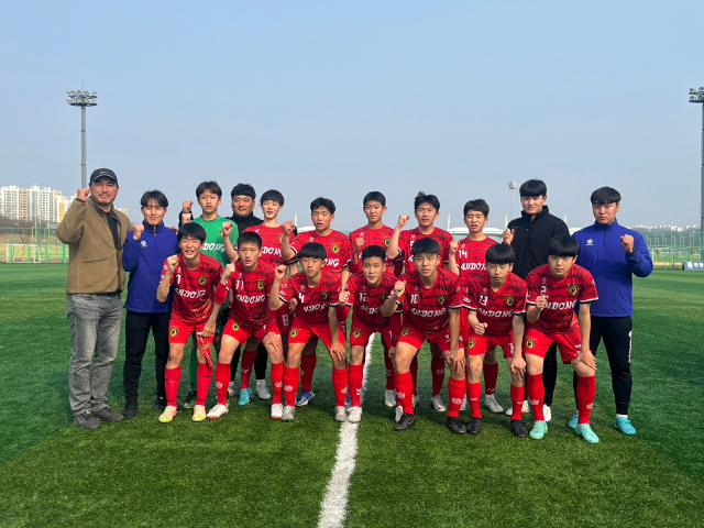 경북 안동중학교 축구부가 경북소년체육대회 우승을 기념해 화이팅 포즈를 취하며 단체 사진을 찍고 있다. 안동교육지원청 제공