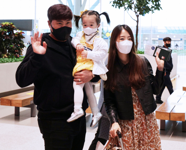 토론토 블루제이스의 류현진이 14일 인천국제공항 제2터미널에서 아내 배지현 전 아나운서, 딸과 함께 출국하고 있다. 연합뉴스