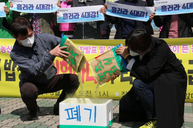 환경단체가 녹조 독으로 오염된 낙동강 쌀을 폐기하는 퍼포먼스를 펼치고 있다. 대구환경운동연합 등 대구 지역 28개 시민단체는 29일 대구시교육청 앞에서 기자회견을 열고, 최근 낙동강 하류에서 생산된 농산물에서 독성물질이 검출된 것과 관련해 실태조사를 실시하고 해당 농산물이 학교 급식에 사용되는 것을 금지해야 한다고 주장했다. 낙동강대구경북네트워크 제공