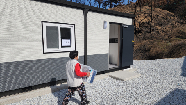 울진 산불 피해 이주민들이 29일 임시조립주택에 입주했다. 울진군 제공