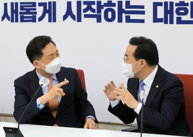 국민의힘 김기현 원내대표(왼쪽)가 29일 오후 국회에서 더불어민주당 박홍근 신임 원내대표의 예방을 받고 대화하고 있다. 연합뉴스
