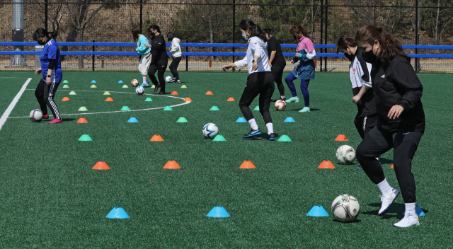 지난해 3월 오전 대구 달성군 시설관리공단 풋살장에서 열린 여성 축구교실에서 참가자들이 드리볼을 배우고 있다. 김영진 기자 kyjmaeil@imaeil.com
