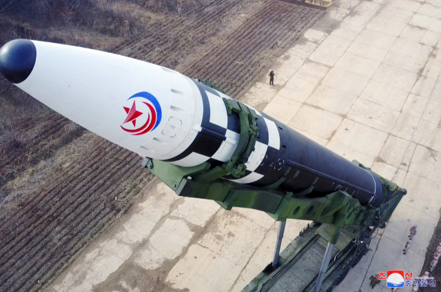 북한이 전날 김정은 국무위원장의 지도 아래 신형 대륙간탄도미사일(ICBM) 