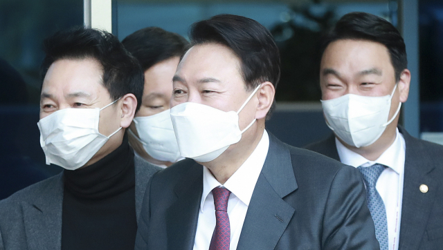 윤석열 대통령 당선인이 29일 오후 서울 종로구 통의동 대통령직인수위원회를 나서고 있다. 연합뉴스