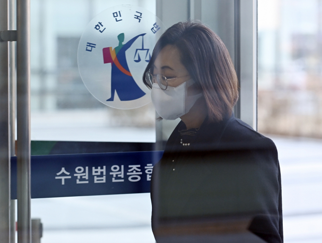 뇌물수수와 직권남용권리행사방해 혐의로 기소된 은수미 성남시장이 경기도 수원시 영통구 수원지방법원에서 열린 2차 공판에 출석하고 있다. 연합뉴스