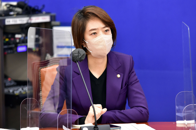 더불어민주당 고민정 원내 전략 부대표가 29일 서울 여의도 국회에서 열린 원내대책회의에서 발언하고 있다. 연합뉴스