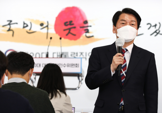 안철수 대통령직 인수위원장이 30일 오전 서울 종로구 통의동 대통령직 인수위원회에서 열린 기자간담회에서 