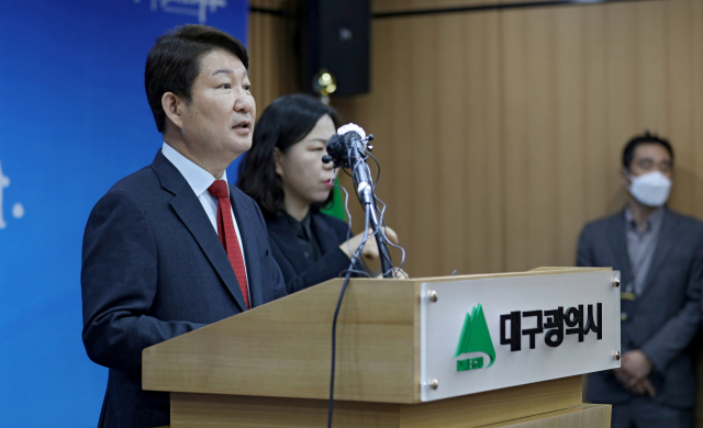 권영진 대구시장이 30일 오전 중구 대구시청 브리핑룸에서 오는 6월 1일 치러지는 지방선거에 불출마 선언을 하고 있다. 김영진 기자 kyjmaeil@imaeil.com