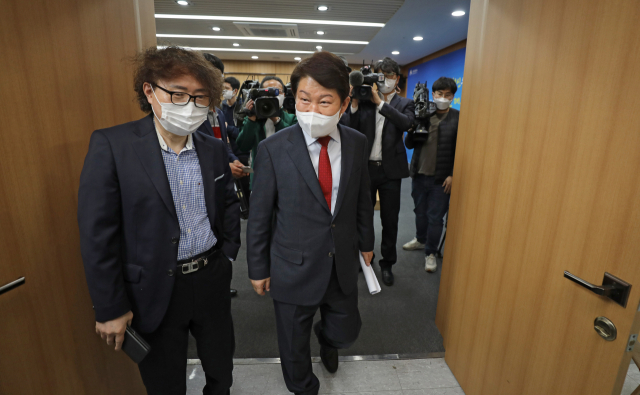 권영진 대구시장이 30일 오전 중구 대구시청에서 오는 6월 1일 치러지는 지방선거에 불출마 선언을 마친 뒤 브리핑룸을 나서고 있다. 김영진 기자 kyjmaeil@imaeil.com