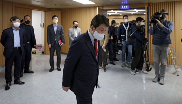 권영진 대구시장이 30일 오전 중구 대구시청 브리핑룸에서 오는 6월 1일 치러지는 지방선거에 불출마 선언을 마친 뒤 시청 관계자들에게 인사하고 있다. 김영진 기자 kyjmaeil@imaeil.com