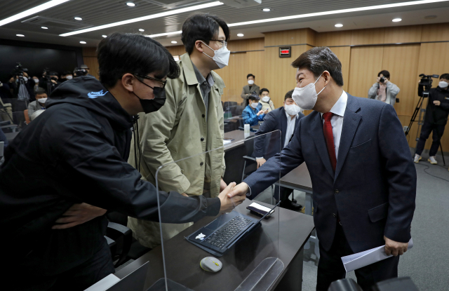 권영진 대구시장이 30일 오전 중구 대구시청 브리핑룸에서 오는 6월 1일 치러지는 지방선거에 불출마를 선언한 후 언론인들과 악수를 나누고 있다. 김영진 기자 kyjmaeil@imaeil.com