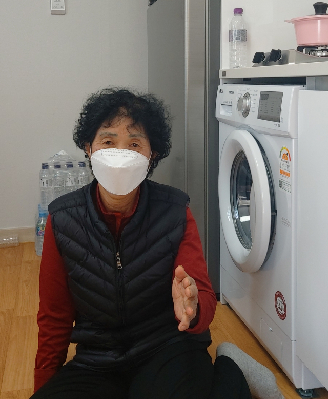 울진산불 피해 이재민 주선애 씨가 30일 임시조립주택에서 첫 날을 보냈다. 이상원 기자