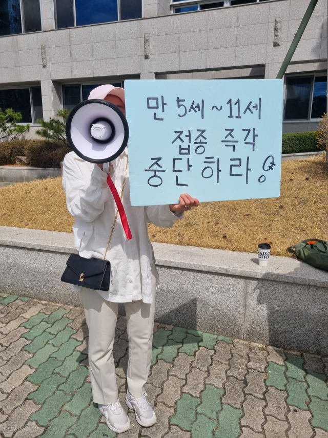 한정혜 학생 학부모 인권 보호연대(학인연) 대구지부장은 30일 대구시교육청 앞에서 1인 시위를 열고, 만 5세~11세 소아 대상 백신 접종을 중단할 것을 촉구했다. 윤정훈 기자