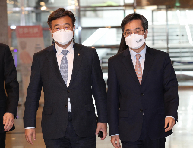 더불어민주당 윤호중 비상대책위원장과 새로운물결 김동연 대표가 30일 오후 서울 여의도 한 식당에서 오찬을 하기 위해 함께 이동하고 있다. 연합뉴스
