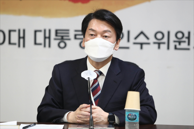 안철수 인수위원장이 30일 오후 서울 종로구 삼청동 제20대 대통령직 인수위원회 대회의실에서 열린 제5차 코로나비상대응특위 회의에서 발언하고 있다. 연합뉴스