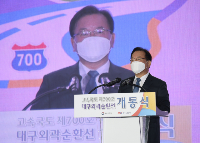 김부겸 국무총리가 30일 대구 달성군 다사읍에서 대구외곽순환고속도로(고속국도 제700호 대구외곽선 구간) 개통식에 참석해 축사하고 있다. 연합뉴스