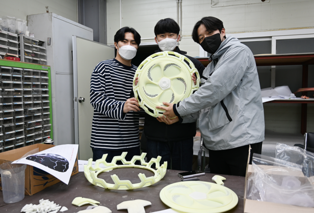 산업 디자이너팀 작업 장면. 좌측부터 강성종·이철희·이준후 씨. 대구대 제공