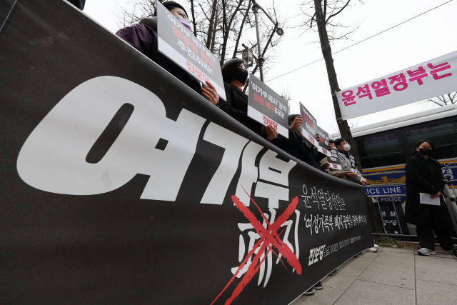 진보당 6·1 지방선거 기초의원 예비 후보와 당원들이 25일 대통령 당선인 집무실이 있는 서울 종로구 통의동 금융감독원 연수원 앞에서 당선인의