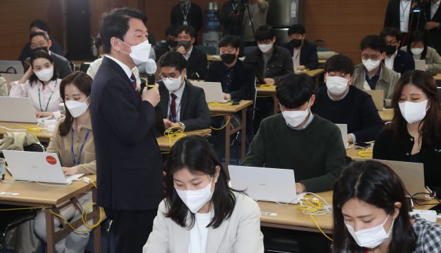 안철수 대통령직 인수위원회 위원장이 30일 서울 통의동 대통령직인수위원회 브리핑실에서 열린 기자간담회에서 발언하고 있다. 연합뉴스