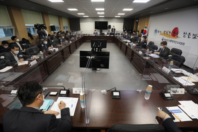 안철수 인수위원장(오른쪽)이 30일 오후 서울 종로구 삼청동에 마련된 제20대 대통령직 인수위원회 대회의실에서 제5차 코로나비상대응특위 회의를 주재하고 있다. 연합뉴스