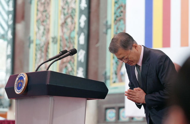 문재인 대통령이 30일 서울 종로구 한국불교 역사문화기념관에서 대한불교 조계종 제15대 신임 종정 중봉 성파 대종사와 차담하고 있다. 연합뉴스
