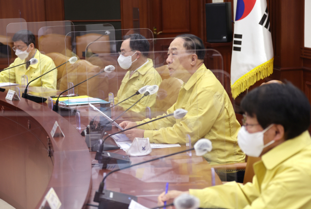 홍남기 경제부총리 겸 기획재정부 장관이 31일 오전 정부서울청사에서 열린 제57차 비상경제 중앙대책본부회의를 주재하며 발언하고 있다. 연합뉴스