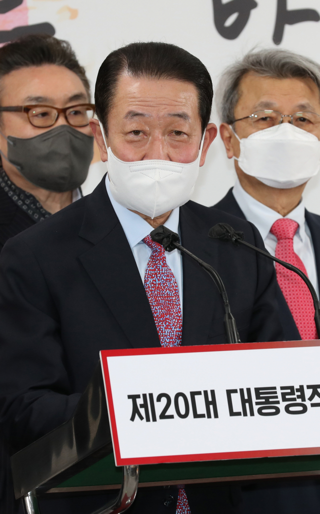 박주선 대통령취임식 준비위원회 위원장이 23일 서울 종로구 삼청동 한국금융연수원 별관에 마련된 대통령직인수위원회 브리핑실에서 위원회 인선과 업무추진 현황에 대한 기자회견을 하고 있다. 연합뉴스