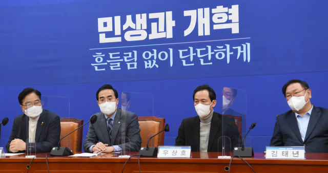 더불어민주당 박홍근 원내대표(왼쪽두번째)가 31일 서울 여의도 국회에서 열린 전 원내대표와의 자문회의에서 발언하고 있다. 왼쪽부터 더불어민주당 우원식 의원, 박 원내대표, 우상호 의원, 김태년 의원. 연합뉴스